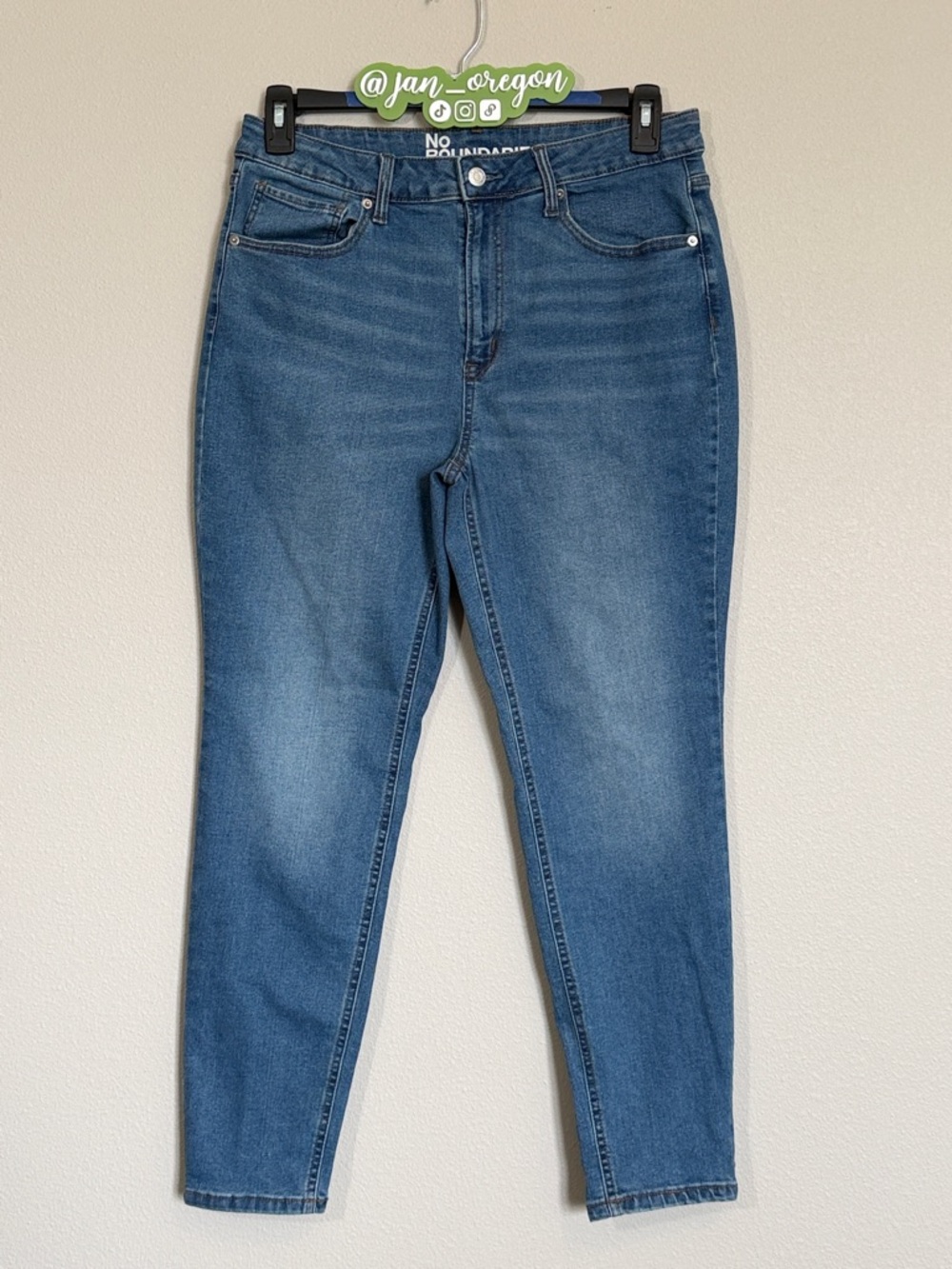 No Boundaries Women's Medium Blue High-Rise Slim Jeans, size 14